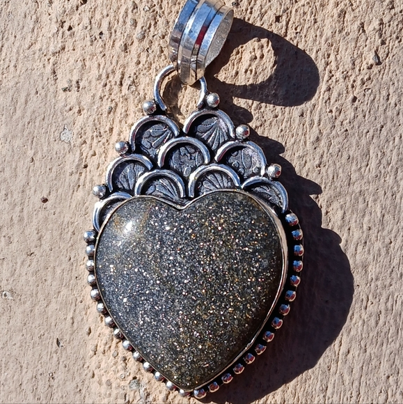 New Heart Shaped Black Sunstone 925 Silver Pendant. - Picture 7 of 16